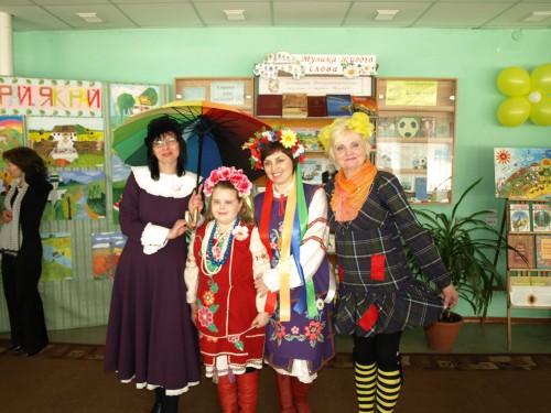 Землі батьківській  — гімн мистецький