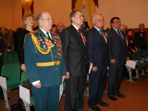 «Солдат уйдет, свидетель битвы грозной С букетом роз и маков полевых, Запоминайте их пока не поздно, Пока они живут среди живых»…