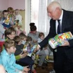 Дітлахів у лікарнях привітали з днем Святого Миколая