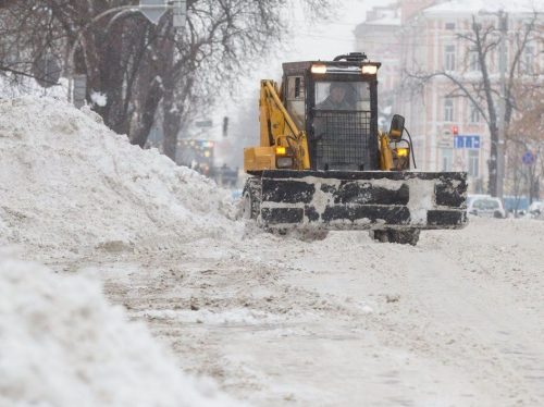 В місті продовжуються роботи з розчищення доріг від снігу.
