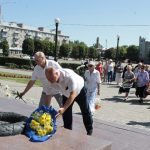 Покладання квітів у День скорботи