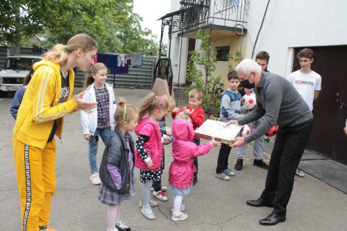 Павлоградських дітей привітали зі святом