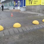 Для недопущення паркування транспортних засобів встановлено бетонні півсфери