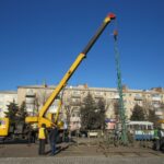 На Соборній площі встановлюють новорічну ялинку