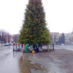 Завершено основні роботи з установки головної новорічної ялинки міста