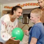 Актори театру в гостях у дітей — переселенців