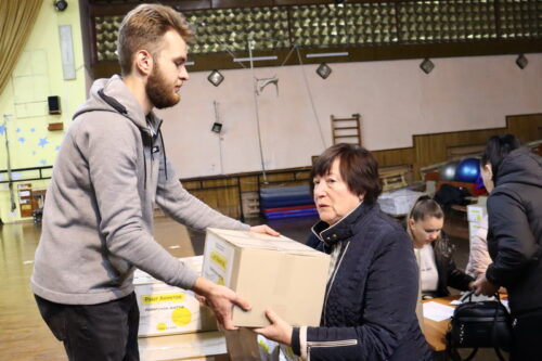 Продовжується видача продуктових наборів до Міжнародного дня людини похилого віку